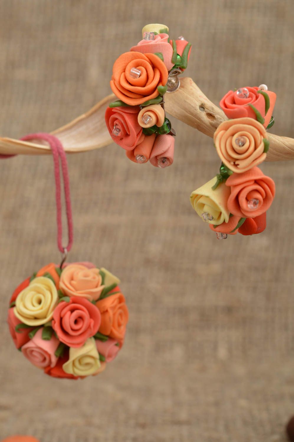 Boucles d'oreilles et pendentif fleurs faits main en pâte polymère bijoux photo 1