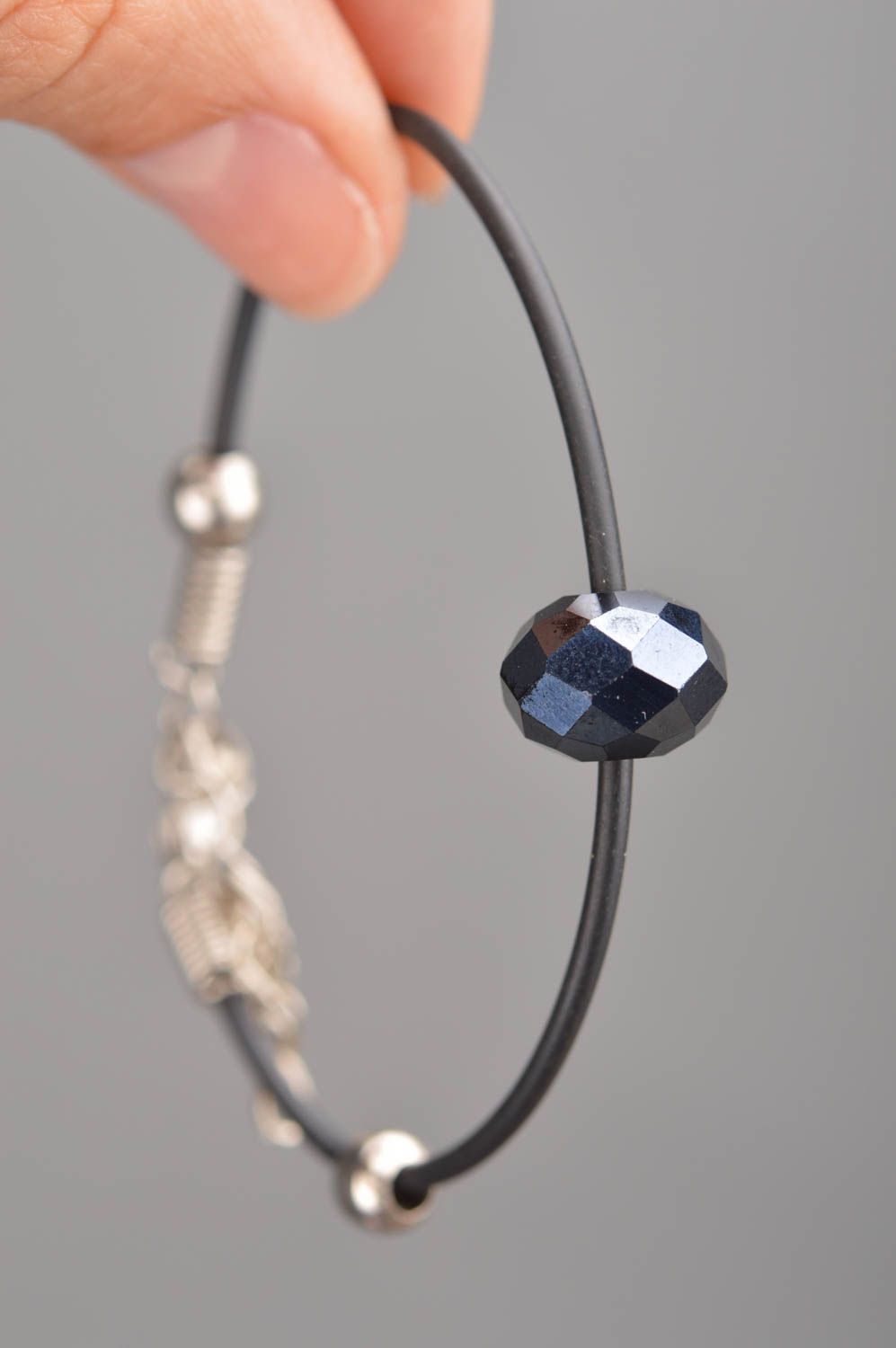 Женский каучуковый браслет черный с чешским хрусталем тонкий ручной работы фото 3