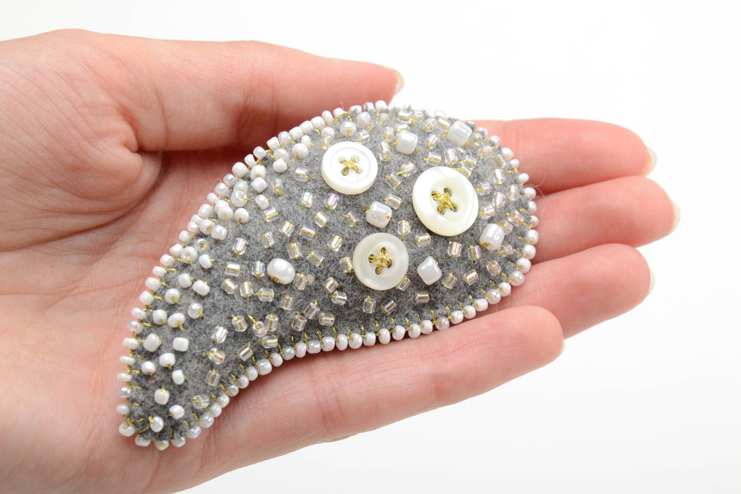 Broche grise en laine perles de rocaille paillettes faite main grande Goutte photo 5