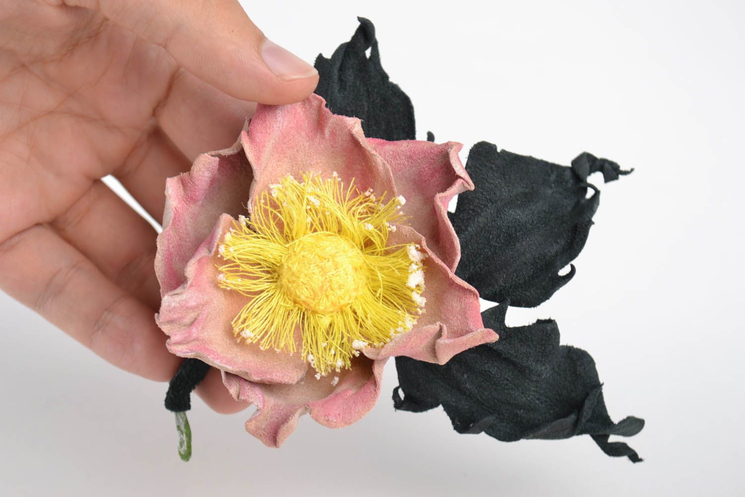 Handmade Blumen Brosche Schmuck aus Leder Designer Accessoire Heckenrose foto 5