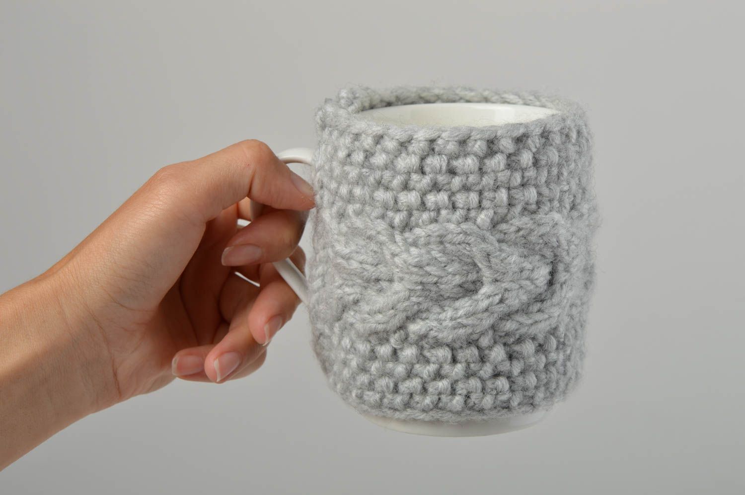 Tasse à thé Cache-mug tricot gris fait main Vaisselle design en porcelaine photo 4