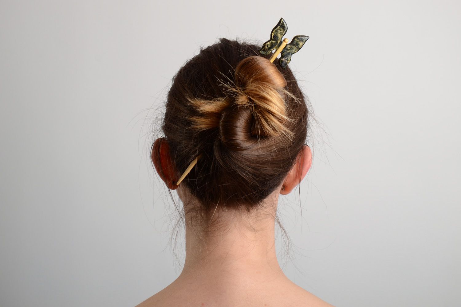 Pic à cheveux en bois fait main avec papillon noir accessoire pour femme photo 1