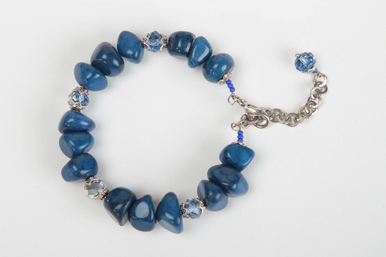 Blaues schönes originelles handgemachtes Armband mit Naturstein und Glasperlen foto 2
