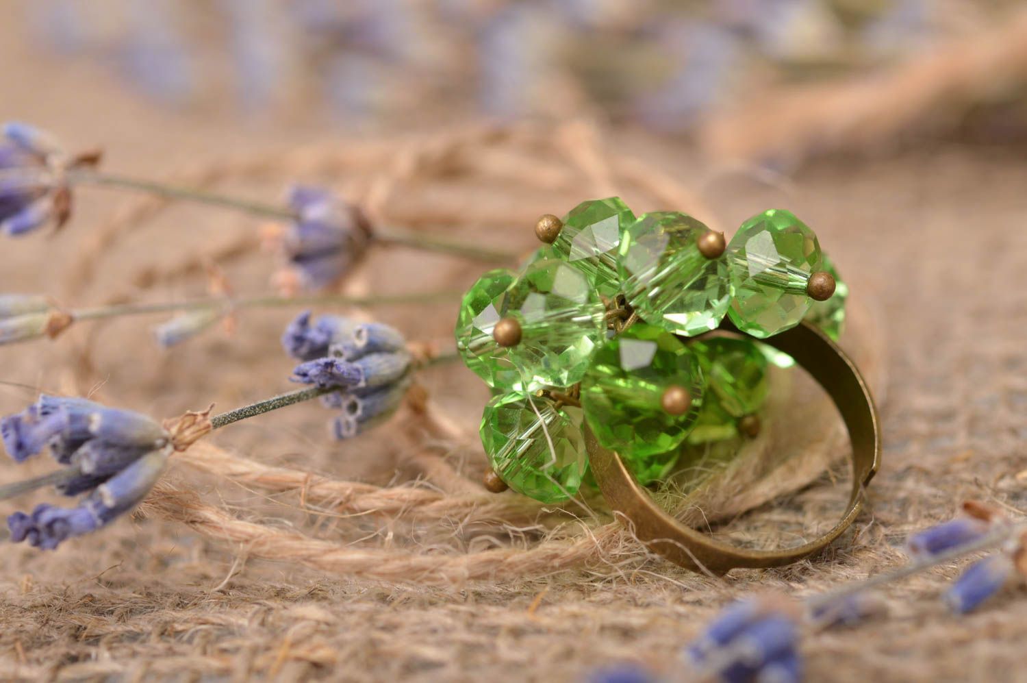 Кольцо из граненых бусин зеленое нежное красивое женское нарядное ручной работы  фото 1