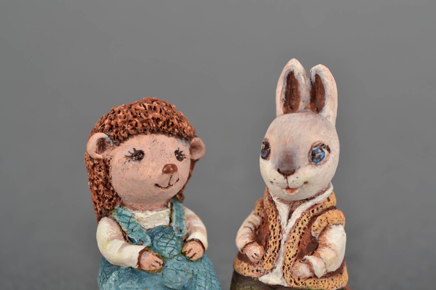 Estatuetas pequenas feitas de argila Ouriço e coelho foto 5