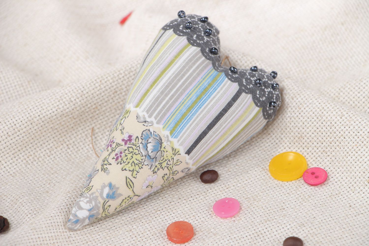 Décoration pendante en coton à rayures cœur gris décoré de perles de rocaille photo 5