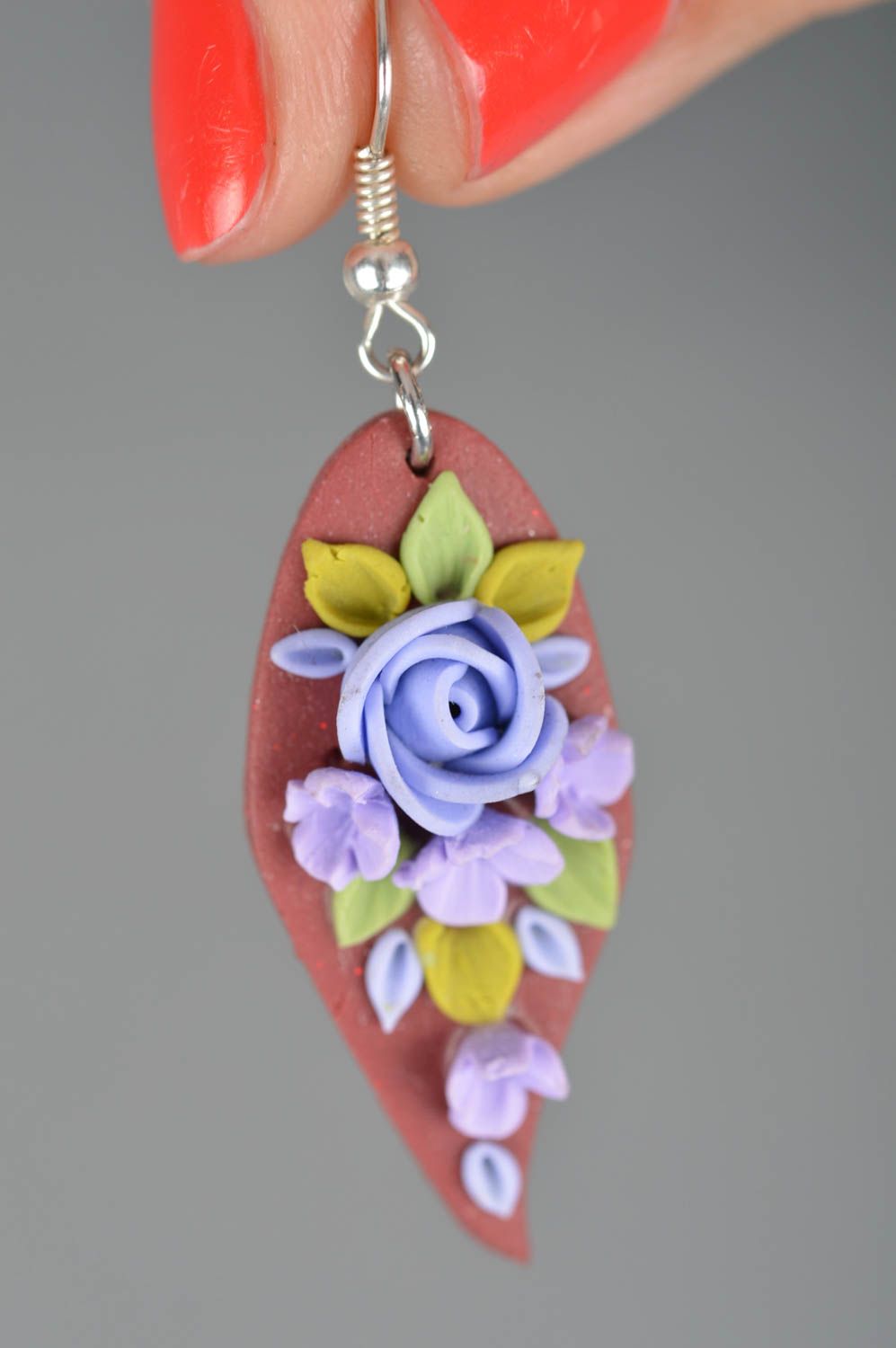 Lange Ohrringe aus Polymerton lila Rosen für Mädchen künstlerische Handarbeit foto 3