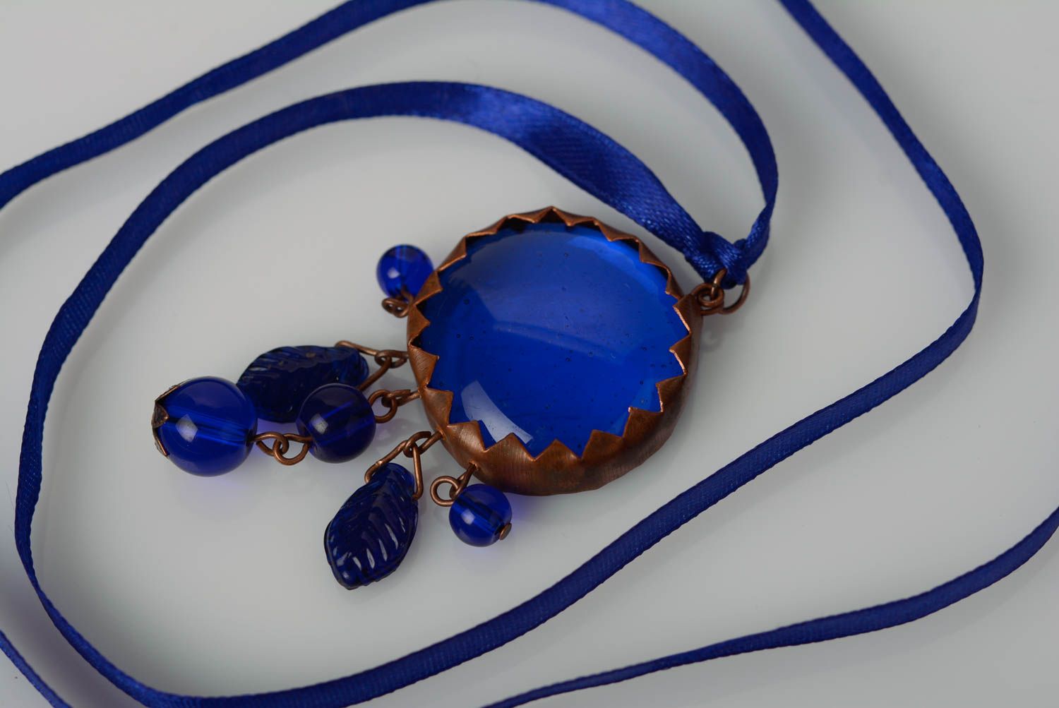 Кулон из стекла и металла медный на атласной ленте синий украшение ручной работы фото 1