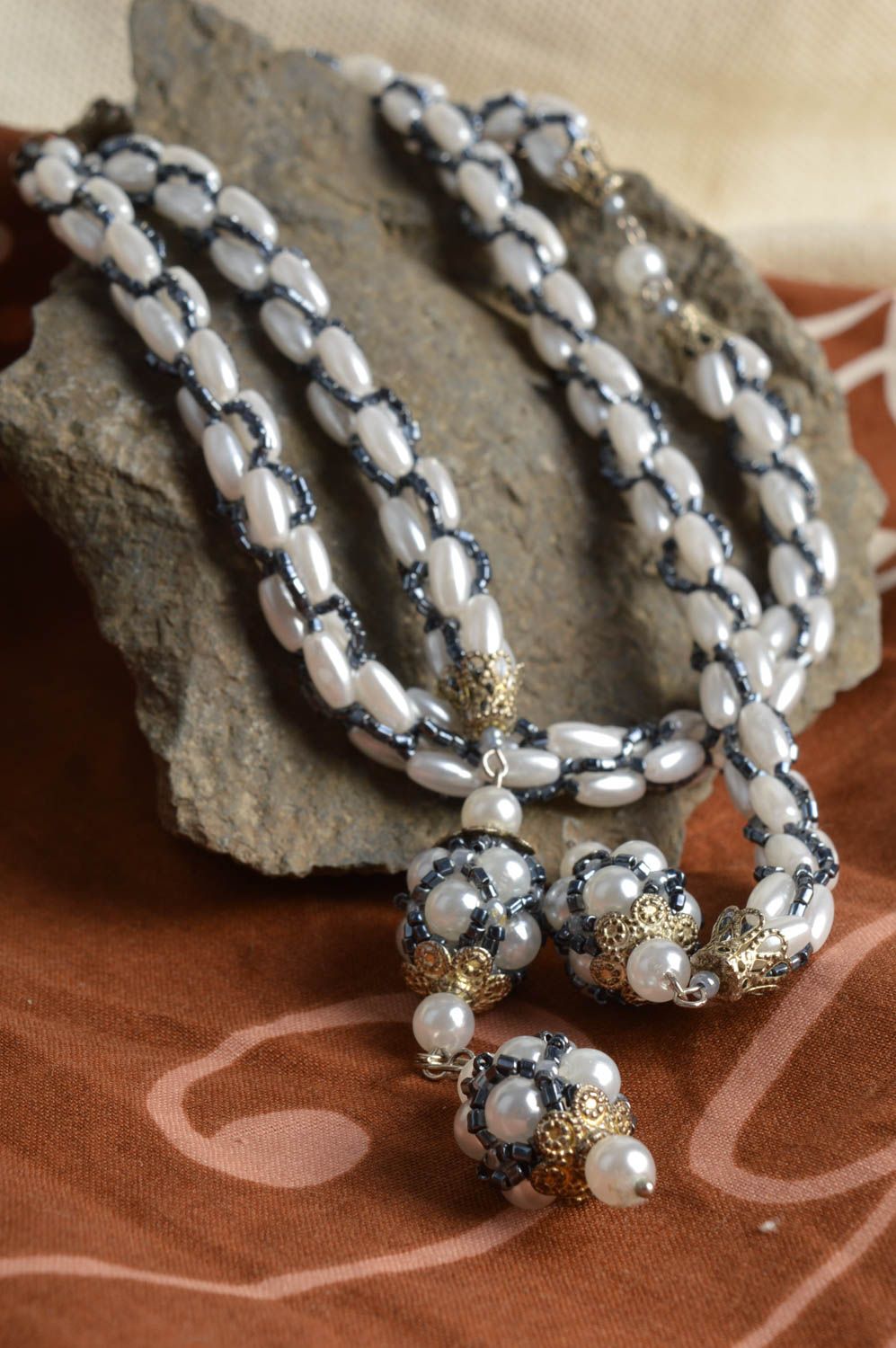Collier en perles plastiques et perles de rocaille blanc-noir long fait main photo 1