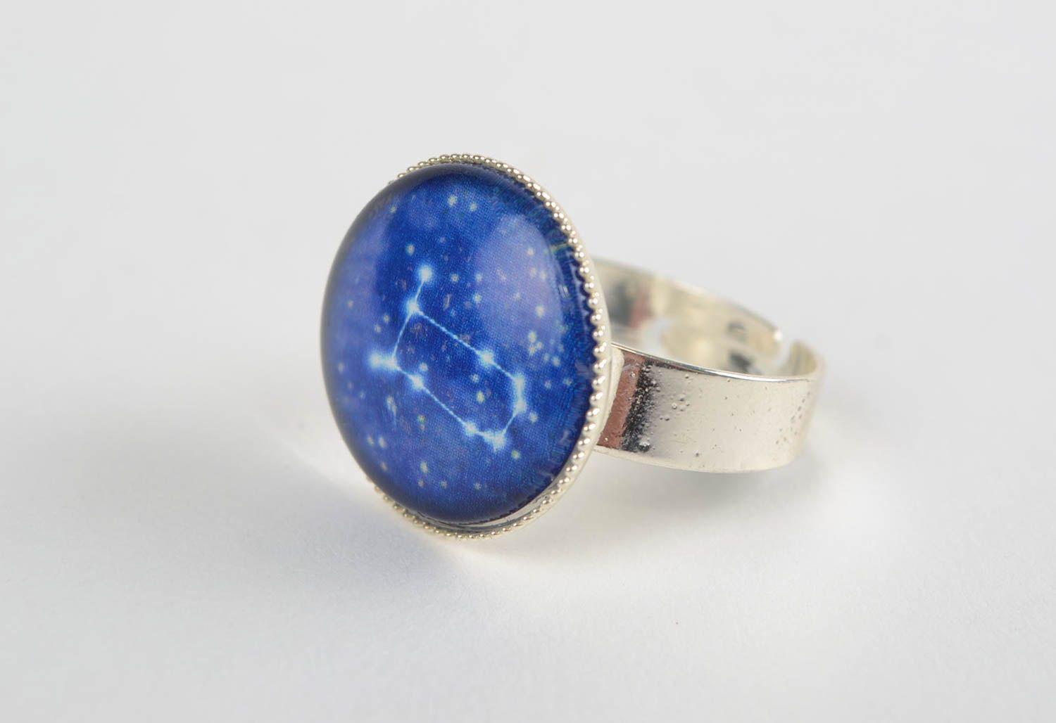 Кольцо со стеклом и знаком зодиака Близнецы синее металлическое ручная работа фото 3