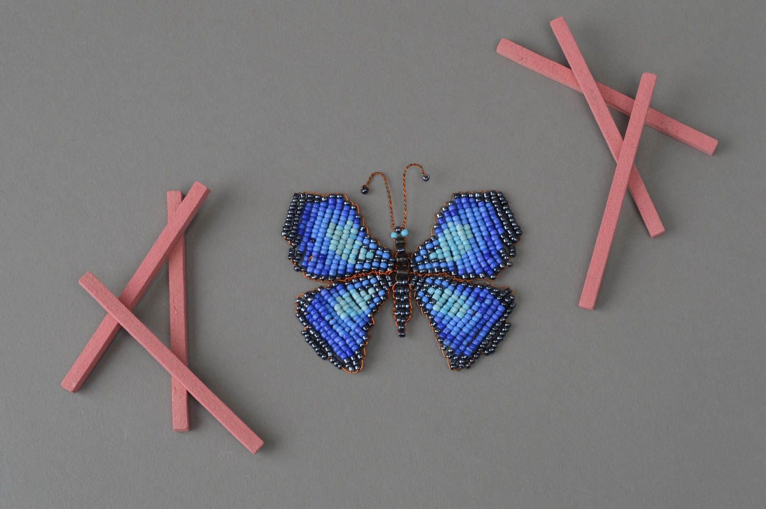 Магнит на холодильник из бисера ручной работы в виде красивой синей бабочки фото 1