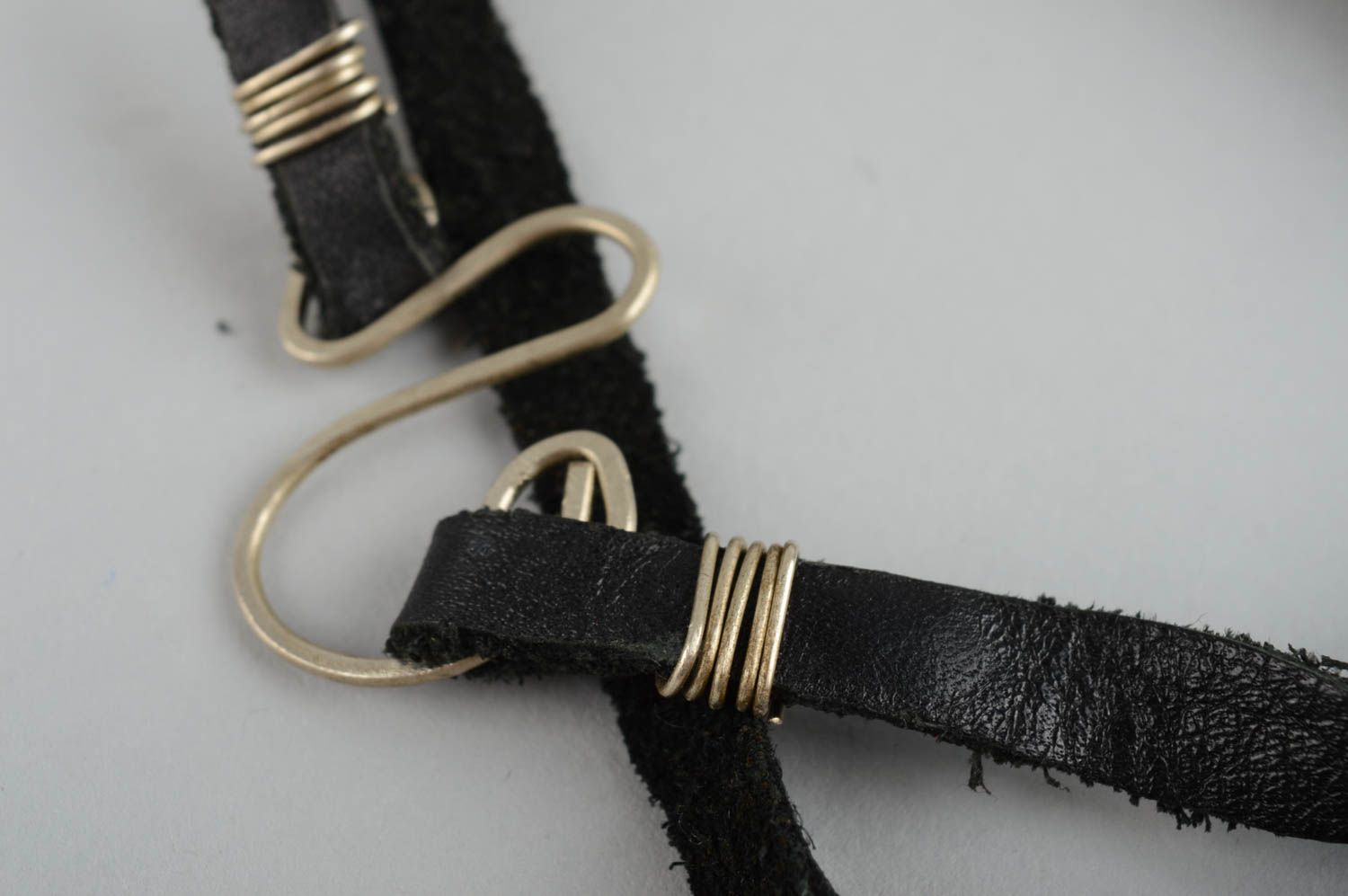 Bracelet en cuir Bijoux fait main noir Accessoire femme original métal cadeau photo 3
