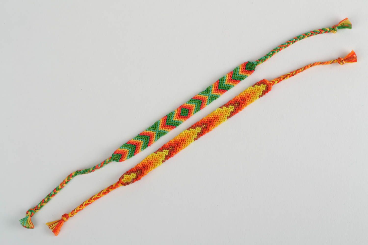Плетеные браслеты комплект из 2 аксессуаров разноцветные яркие ручной работы фото 3