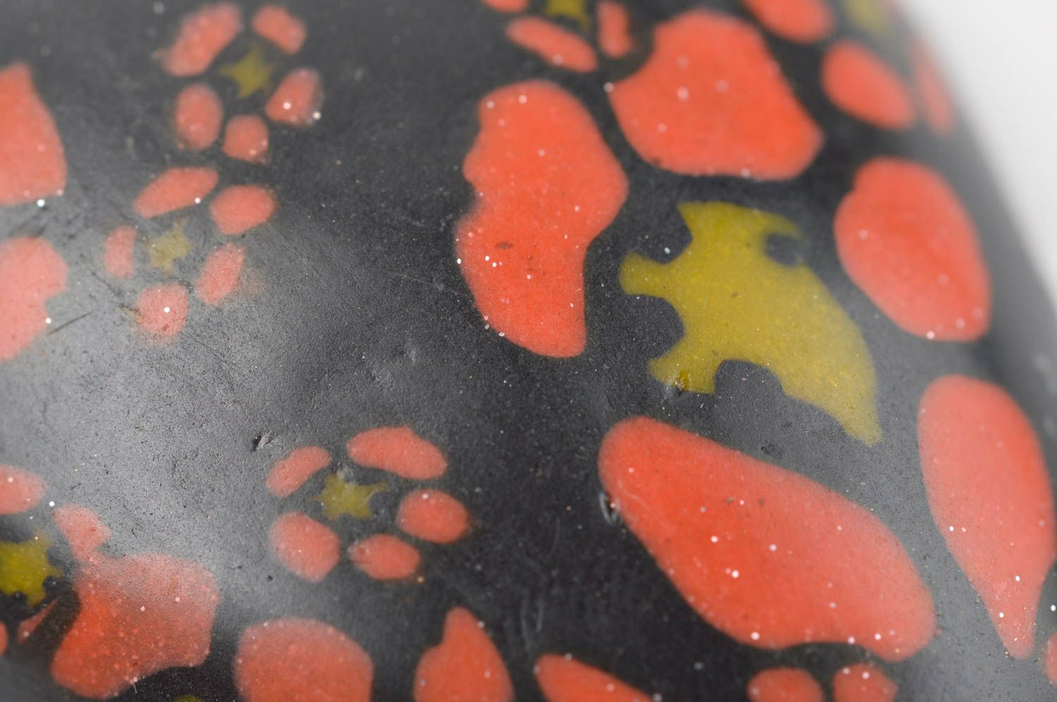 Pendentif en pâte polymère noir à motif floral rouge fait main sur chaîne photo 5