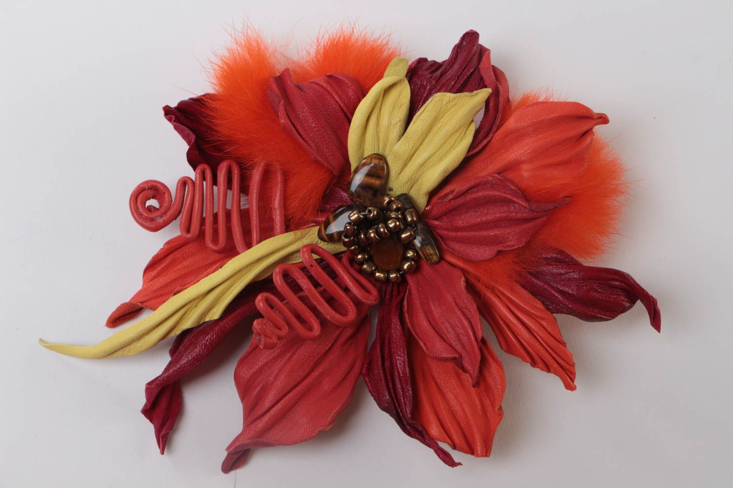 Broche en cuir naturel pince à cheveux faite main fleur rouge de créateur photo 2