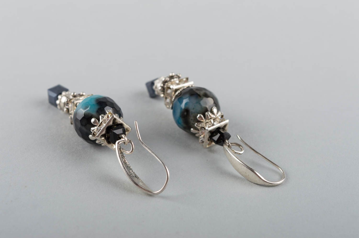Boucles d'oreilles en agate cristal laiton bleu noir faites main délicates photo 4