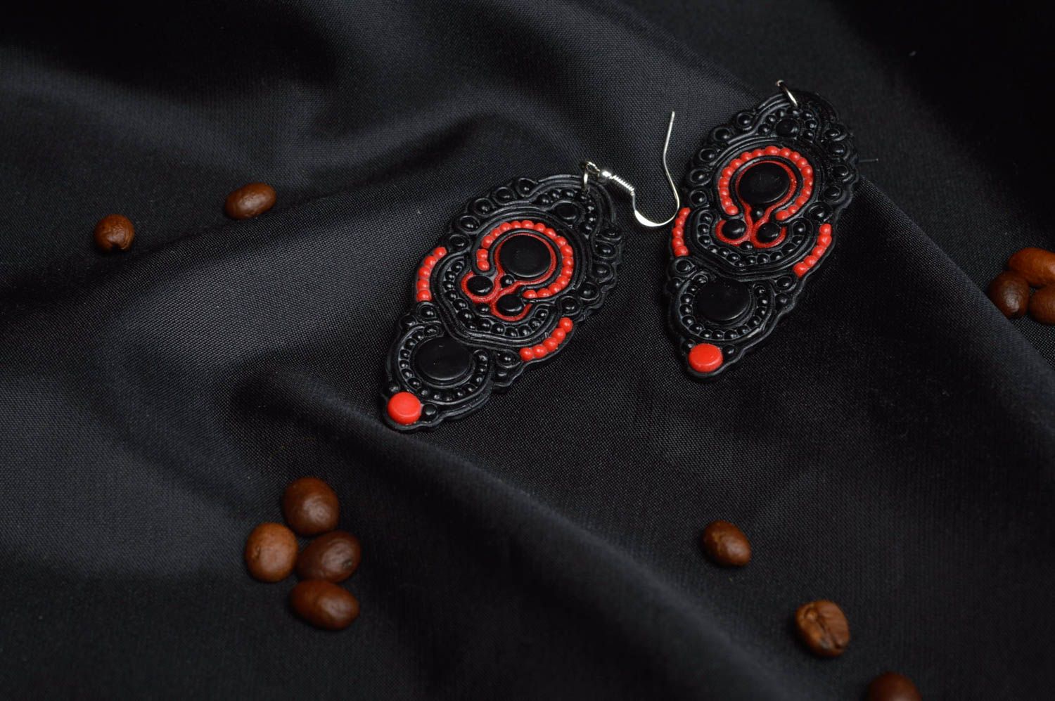 Dunkle schwarze feine stilvolle handgemachte Ohrringe mit Anhängern Soutache foto 1