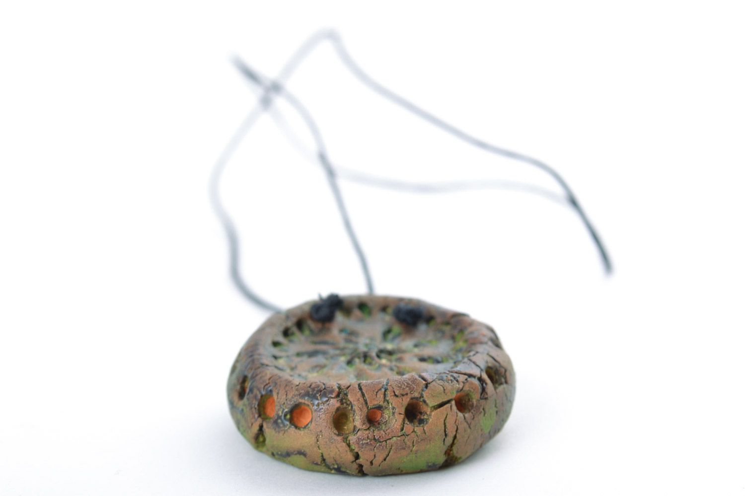 Круглый объемный глиняный кулон большой с узорами расписной ручной работы фото 5