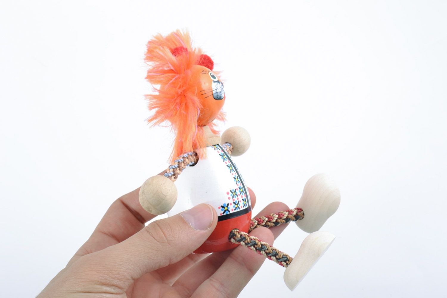 Schönes hölzernes Öko Spielzeug Löwe mit Beinen aus Schnüren handmade für Kinder foto 2