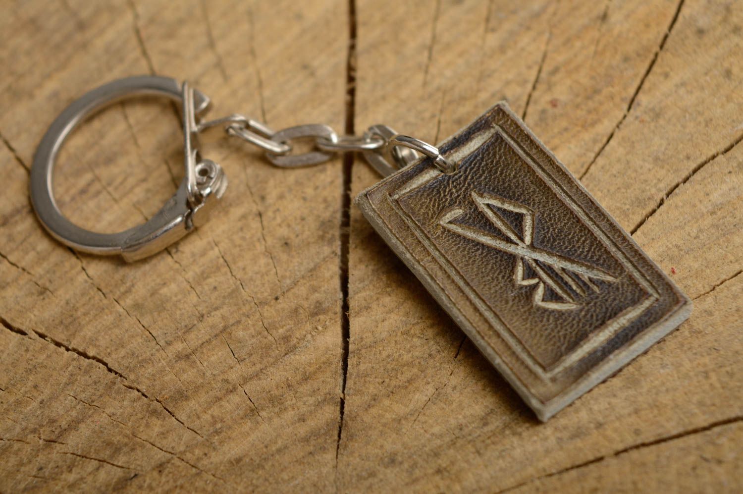 Porte-clé en cuir naturel avec runes pour charmer le coeur de femme fait main photo 1
