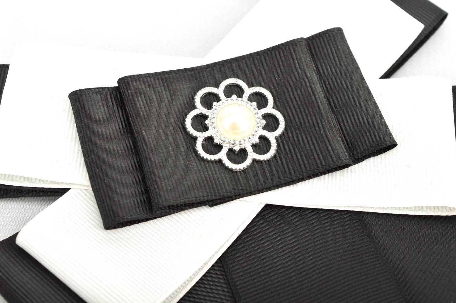 Broche textile noeud noir blanc Bijou fait main design original Accessoire femme photo 2