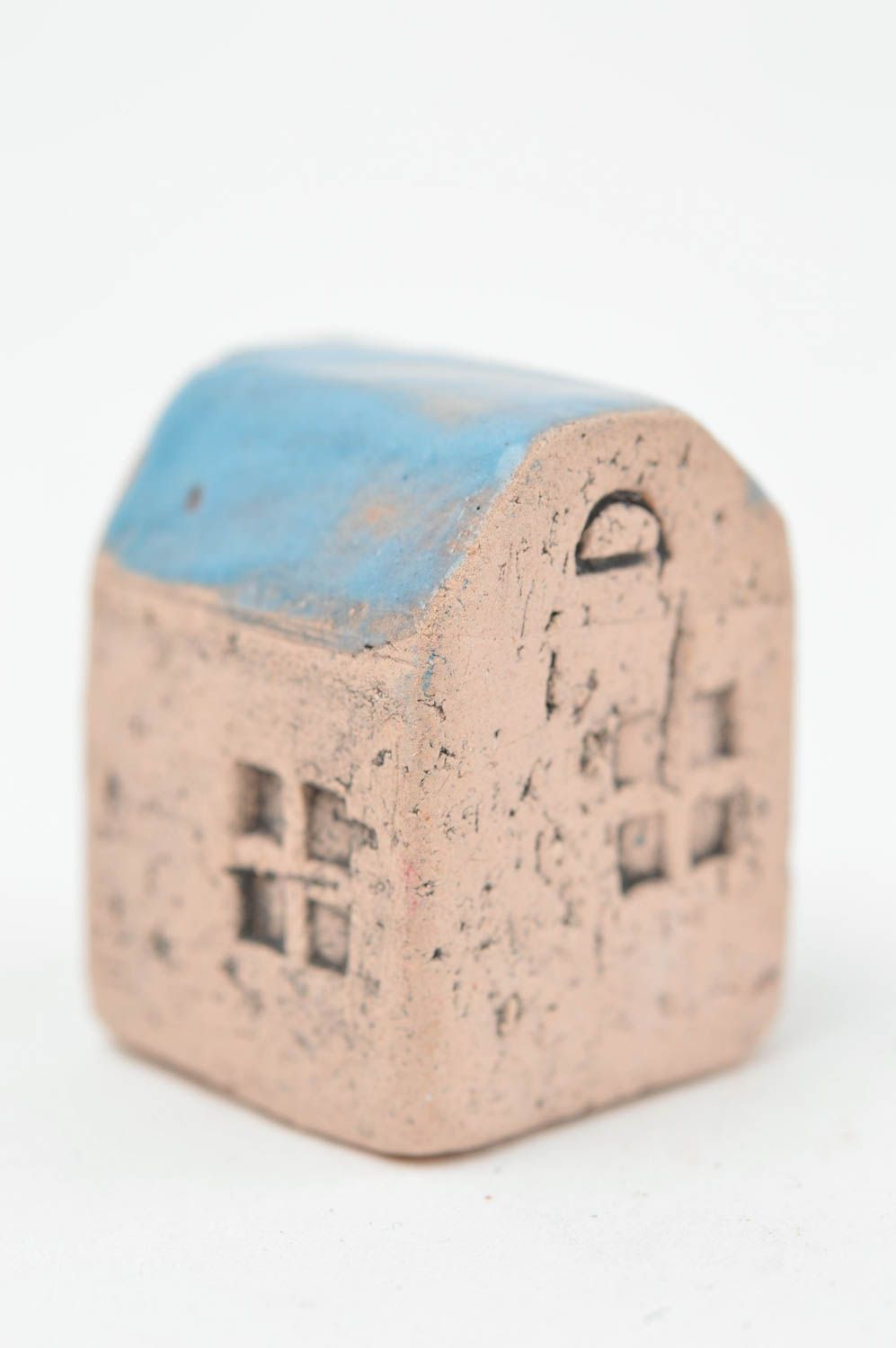 Сувенирная керамическая миниатюрная статуэтка Домик с синей скатной крышей  фото 3