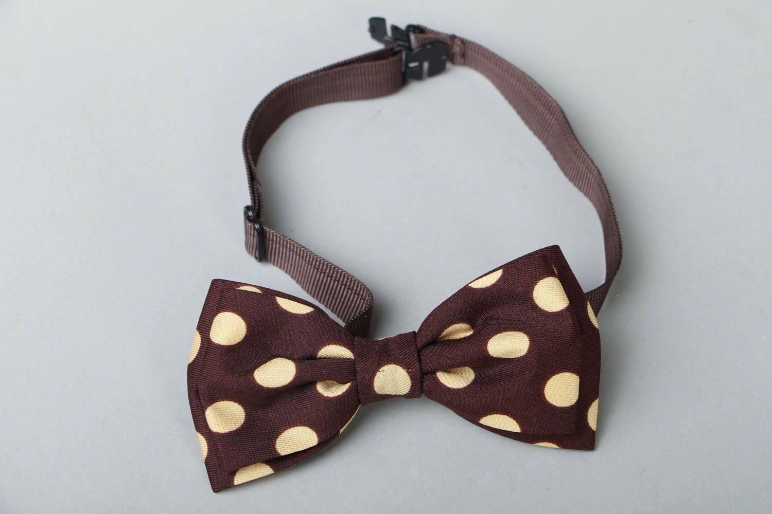 Satin bow tie with dots photo 1