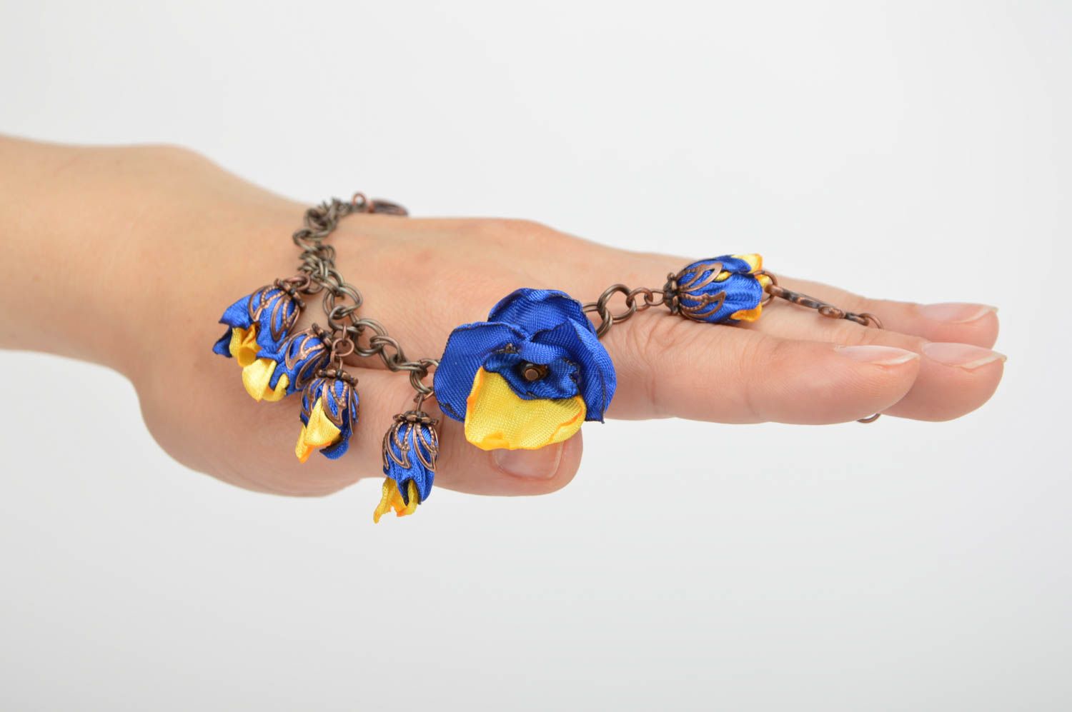 Bracelet en métal Bijou fait main Accessoire femme original fleurs en satin photo 2