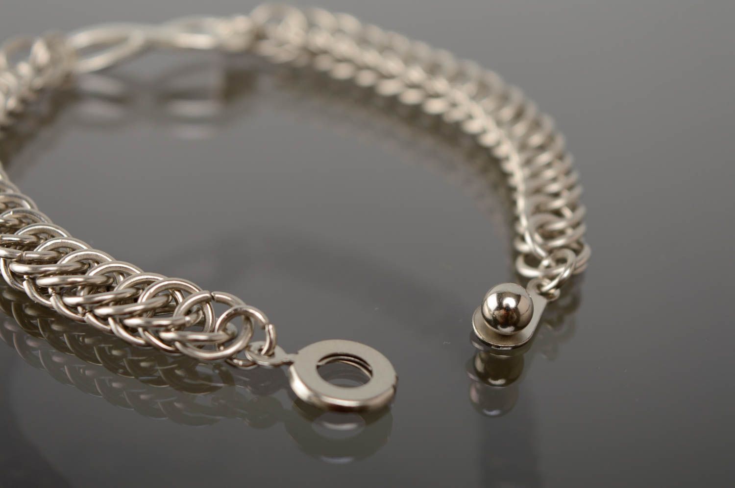 Наручный браслет из металла в технике кольчужного плетения фото 4