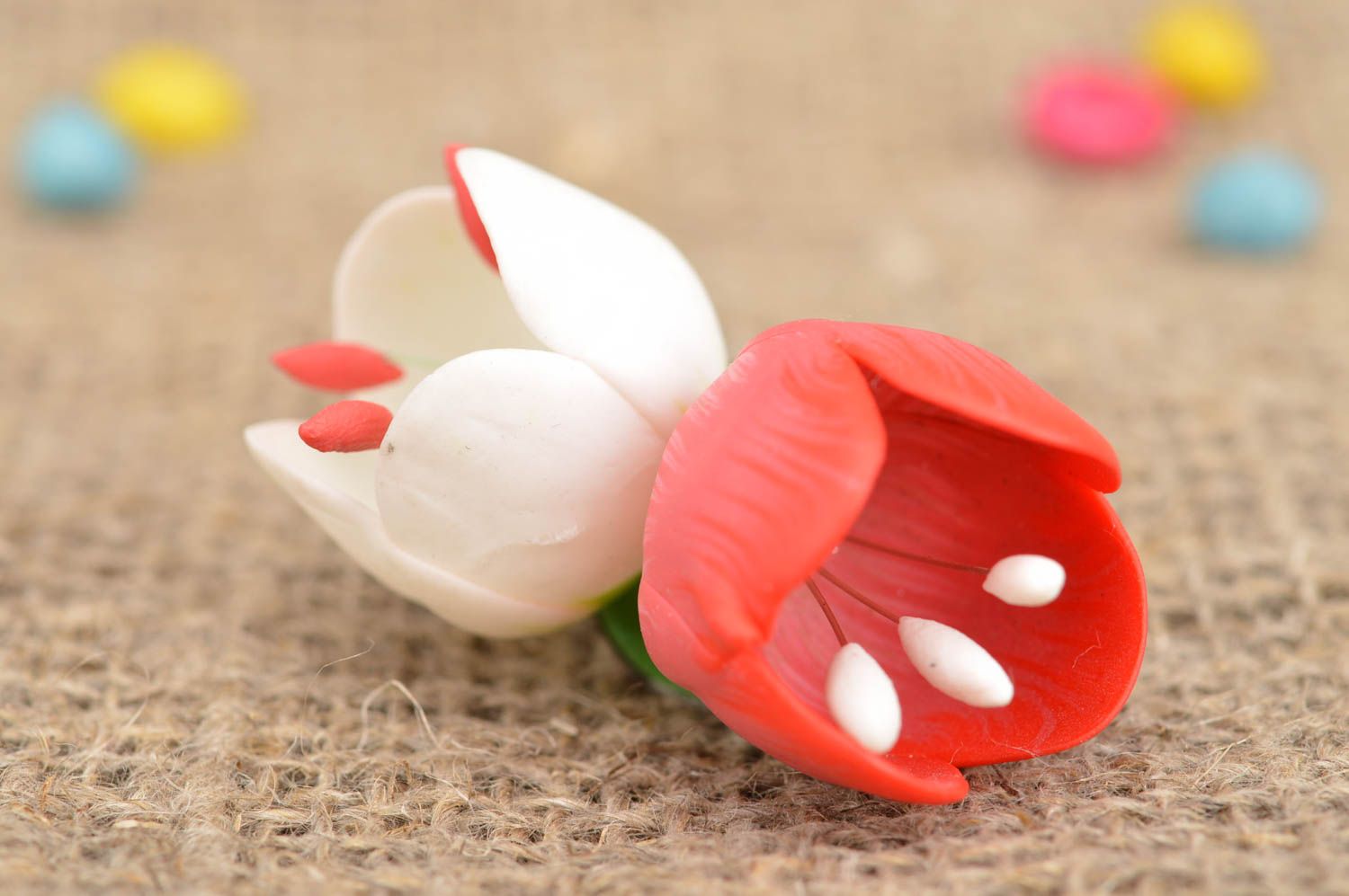 Handgemachte Brosche aus Polymer Ton Lilien in Rot und Weiß für Mädchen foto 1