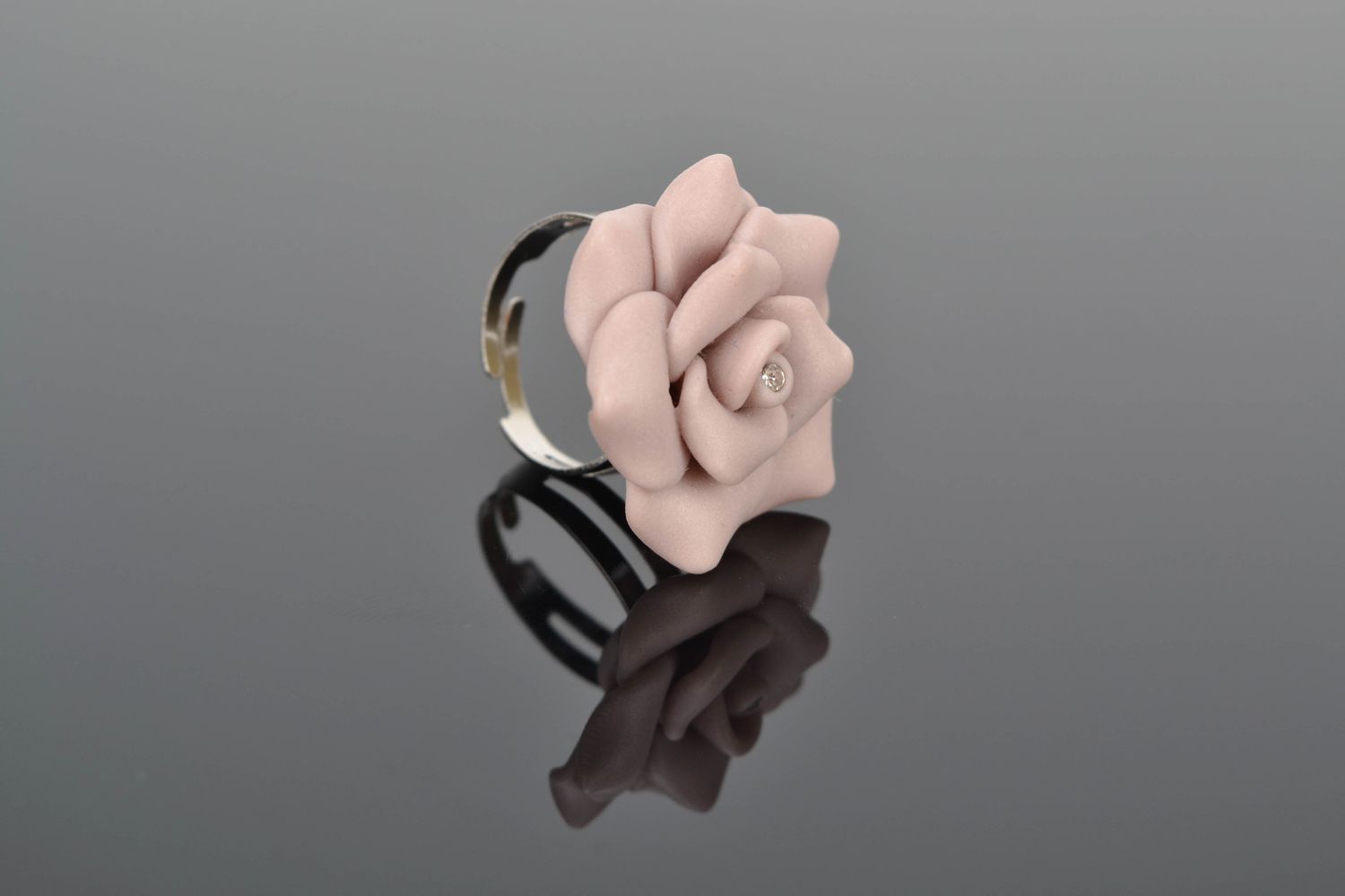 Кольцо из полимерной глины с пастельной розой фото 1