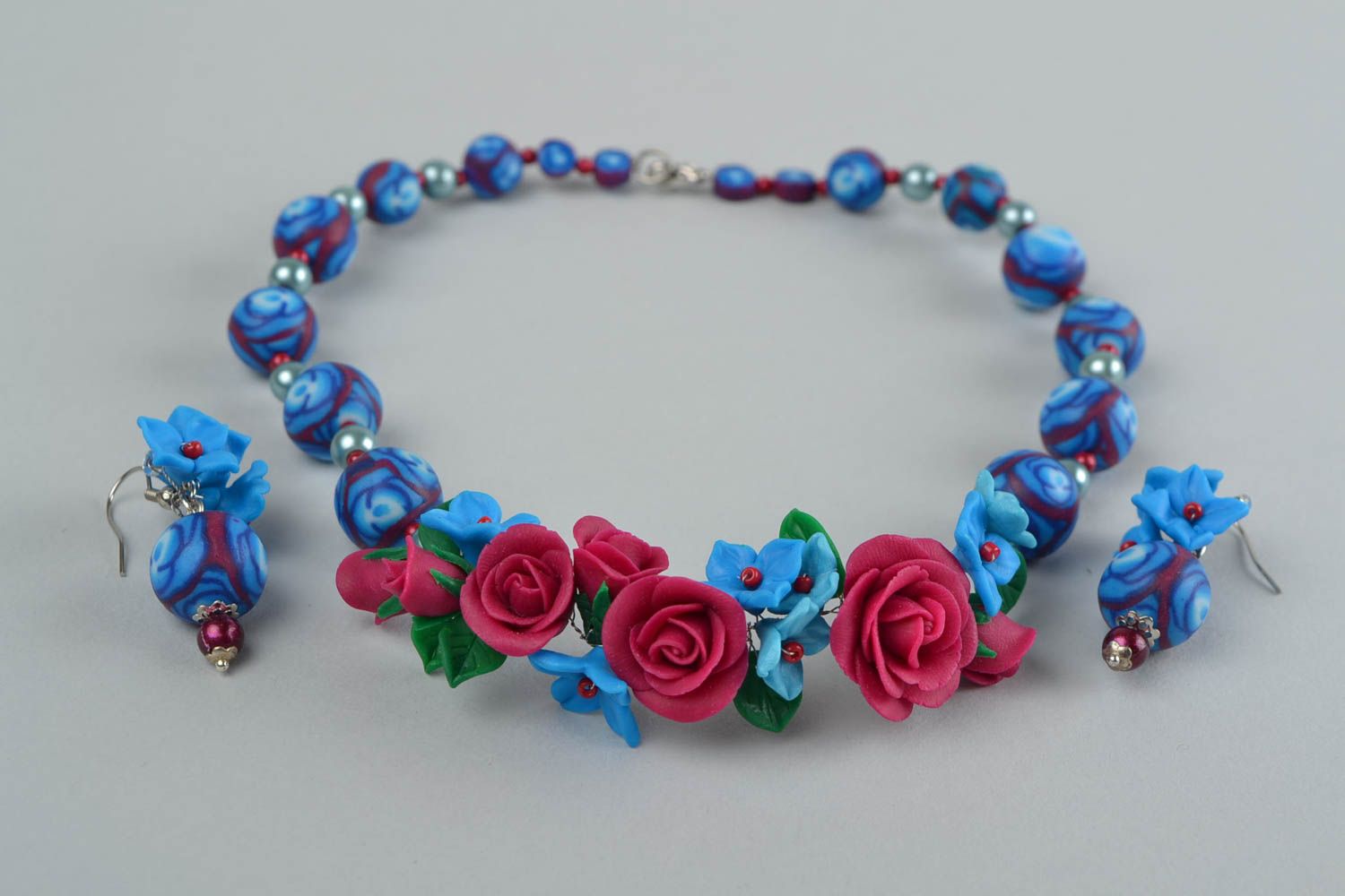 Handgemachte Blumen Ohrringe und Collier aus Polymerton in Rot und Blau für Dame foto 4