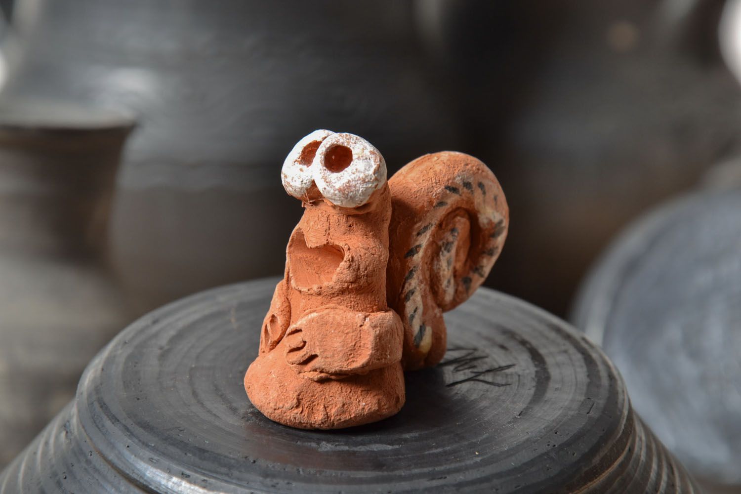 Figurine en céramique faite main écureuil photo 1