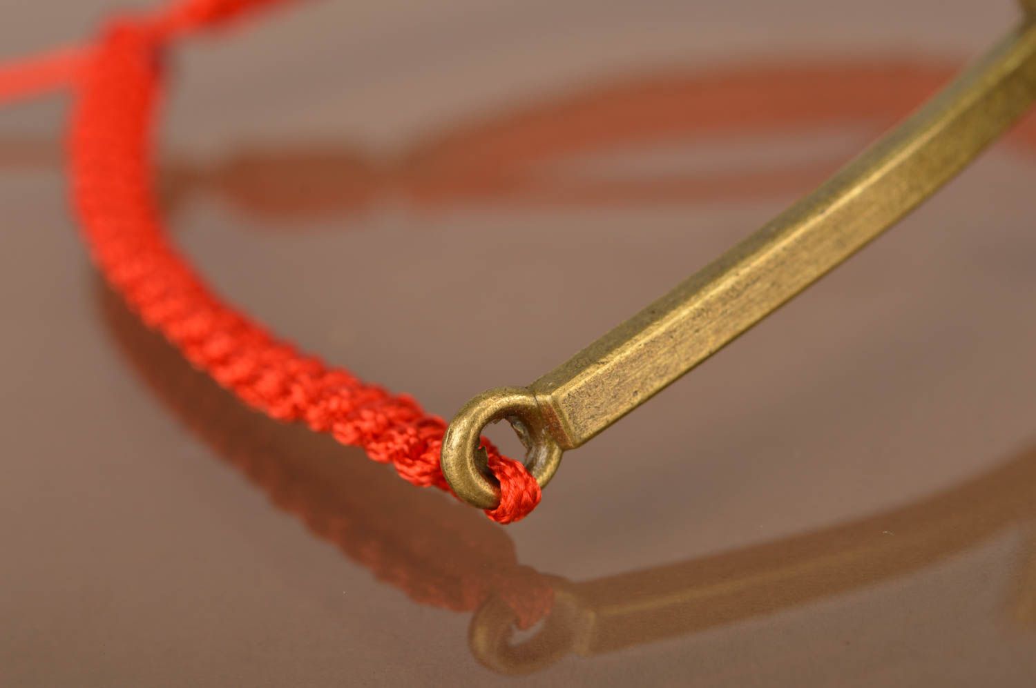 Bracelet rouge tressé en lacet ciré avec croix fait main fin taille réglable photo 3