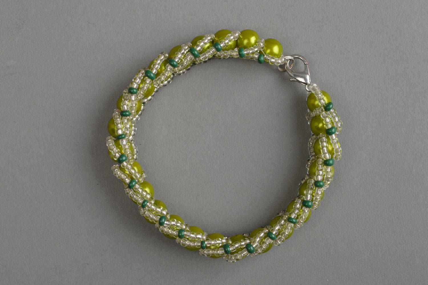 Grünes schönes Armband aus Glasperlen stilvoll grell künstlerische Handarbeit foto 2