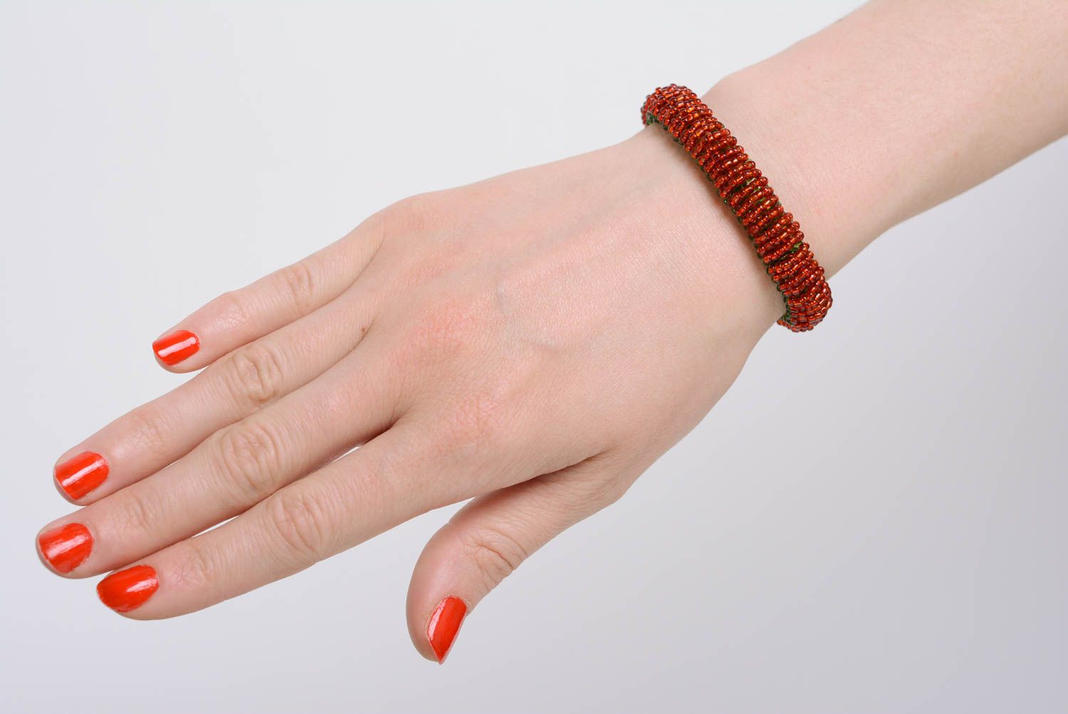 Bracelet en perles de rocailles fait main vert rouge de design bijou de créateur photo 2