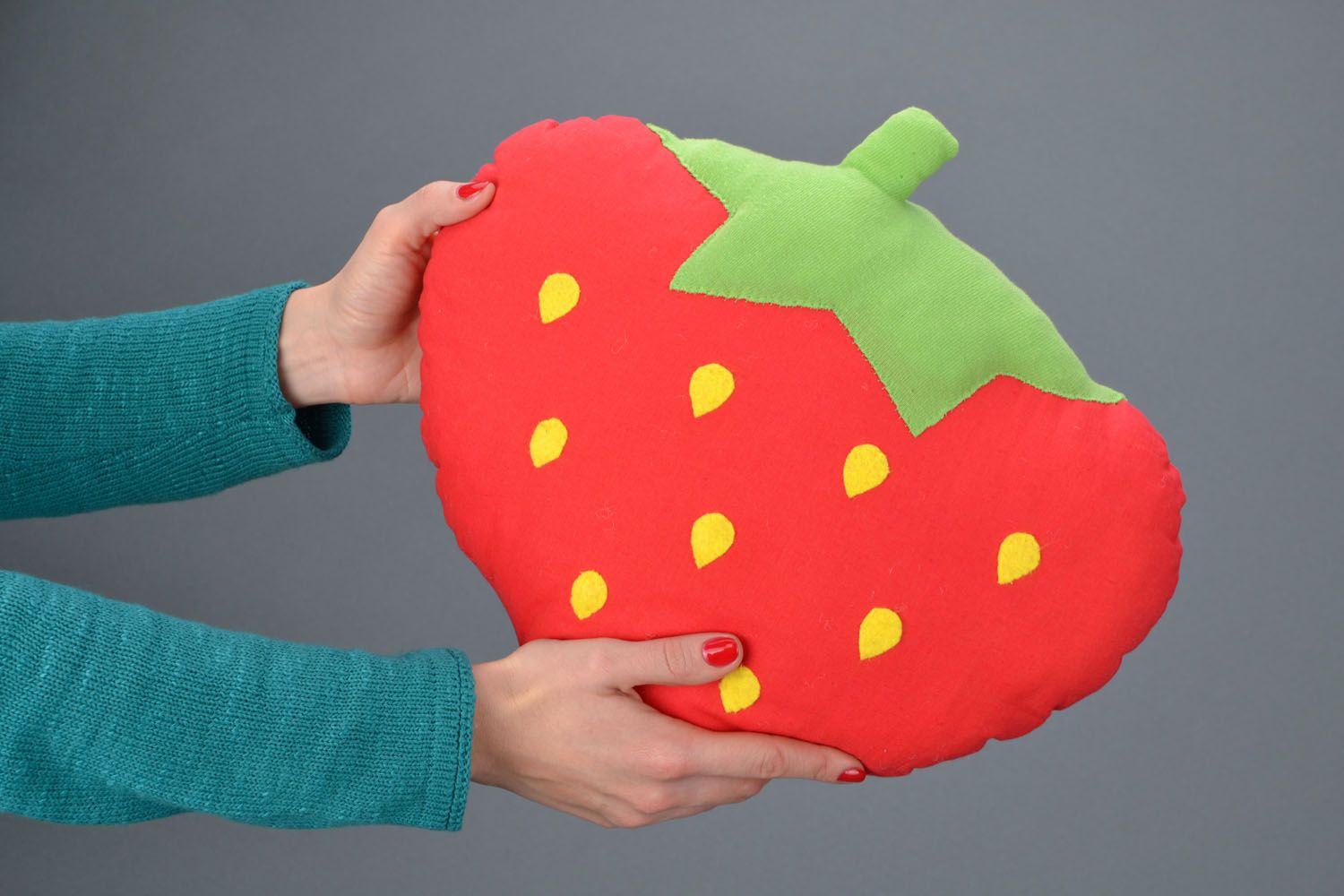 Almohada hecha a mano con forma de juguete Fresa foto 2