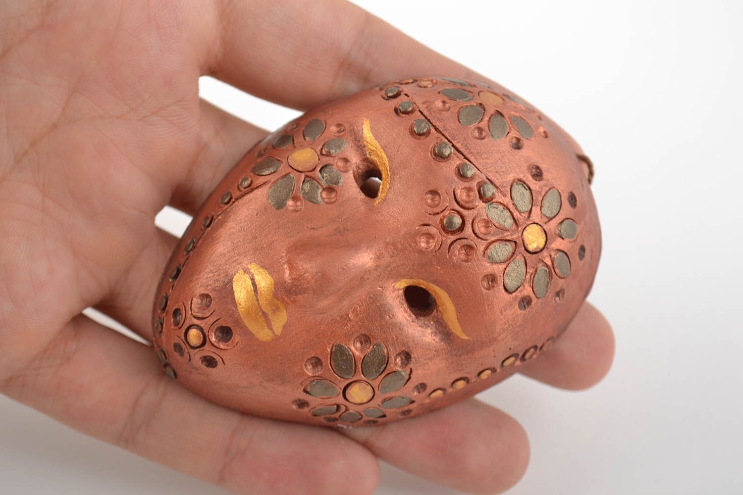 Originelle ethnische schöne keramische handgemachte Maske aus Ton mit Bemalung foto 2