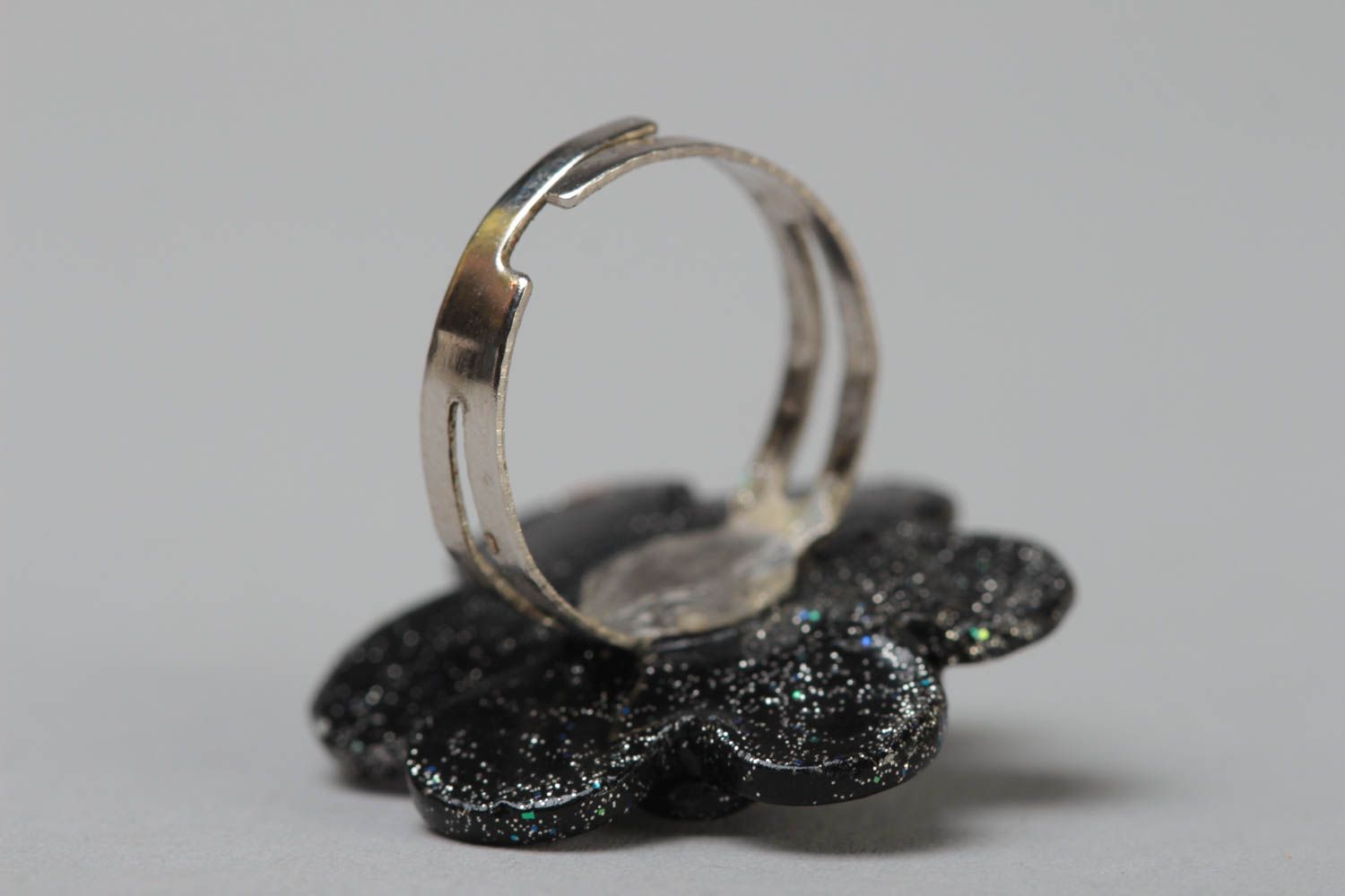 Черное кольцо в виде цветка из полимерной глины ручной работы с блестками оригинальное фото 4
