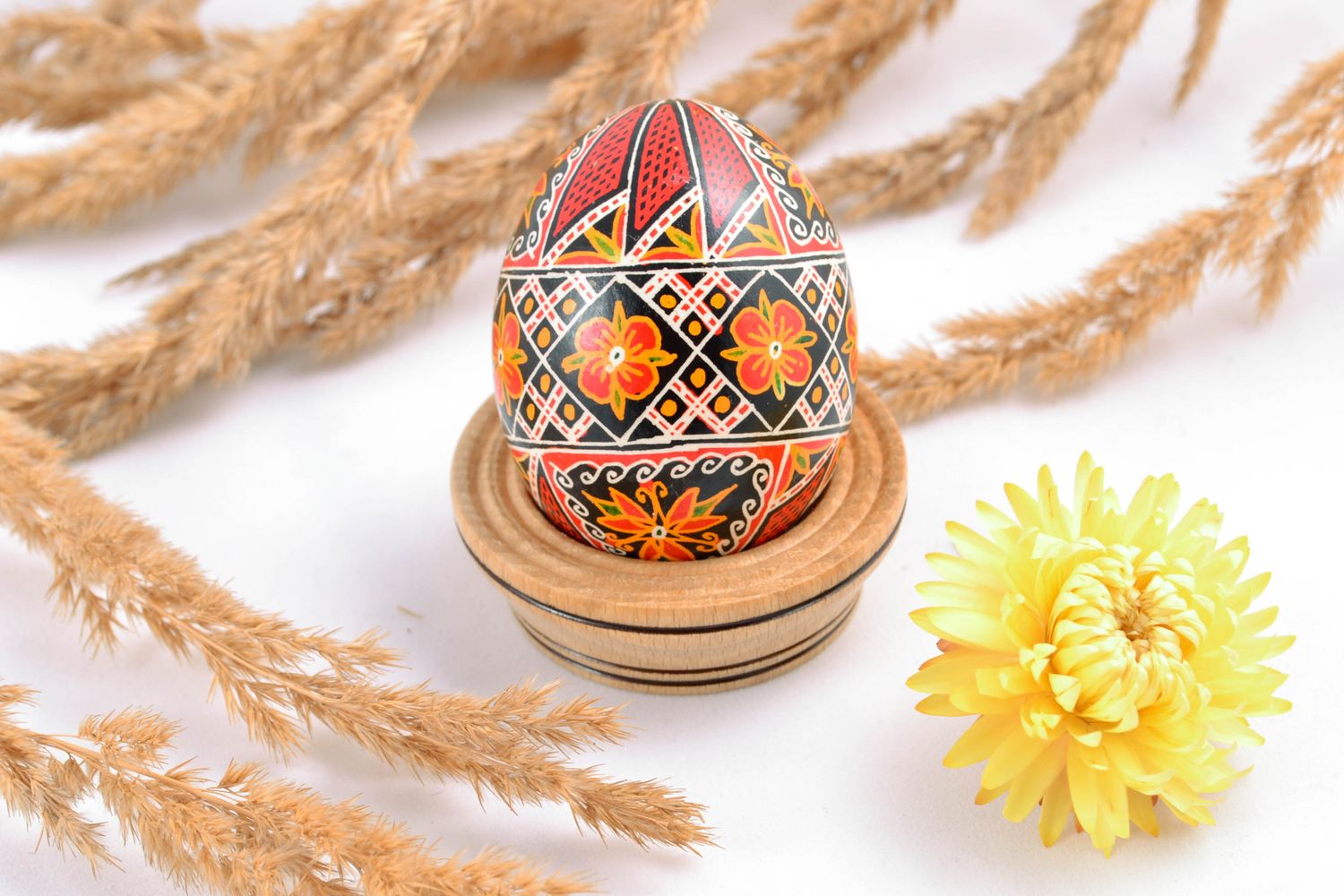 Декоративное яйцо ручной работы с узорами в украинском стиле  фото 1