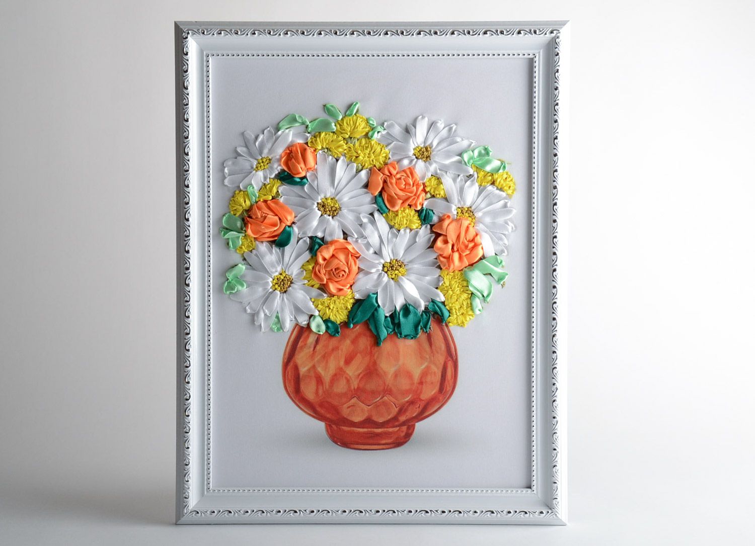 Originelles schönes Wandbild Blumen aus Atlasbändern im Rahmen handmade für Interieur foto 1