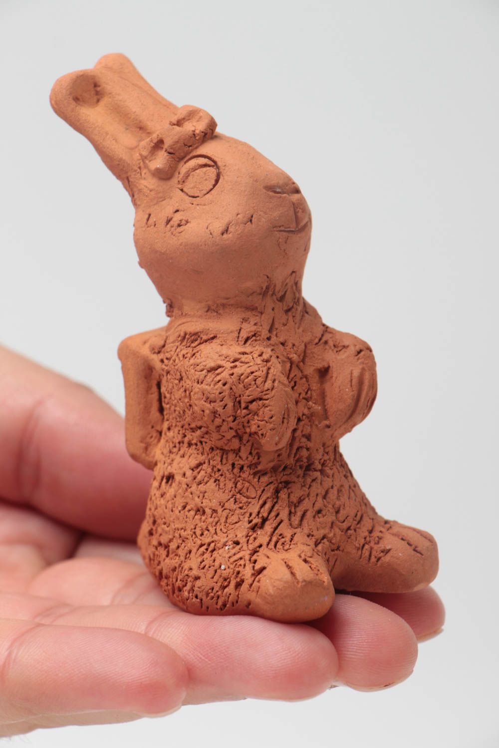 Авторская глиняная фигурка ручной работы для декора эко чистая в виде зайчика фото 5
