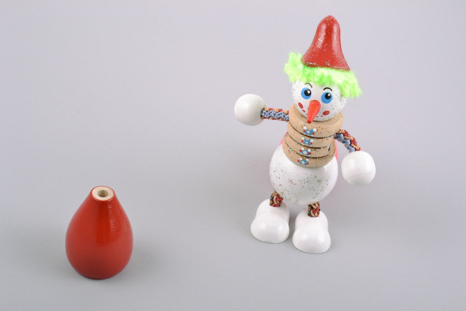 Originelles farbiges handmade Spielzeug aus Holz für Kinder oder Interieur foto 1