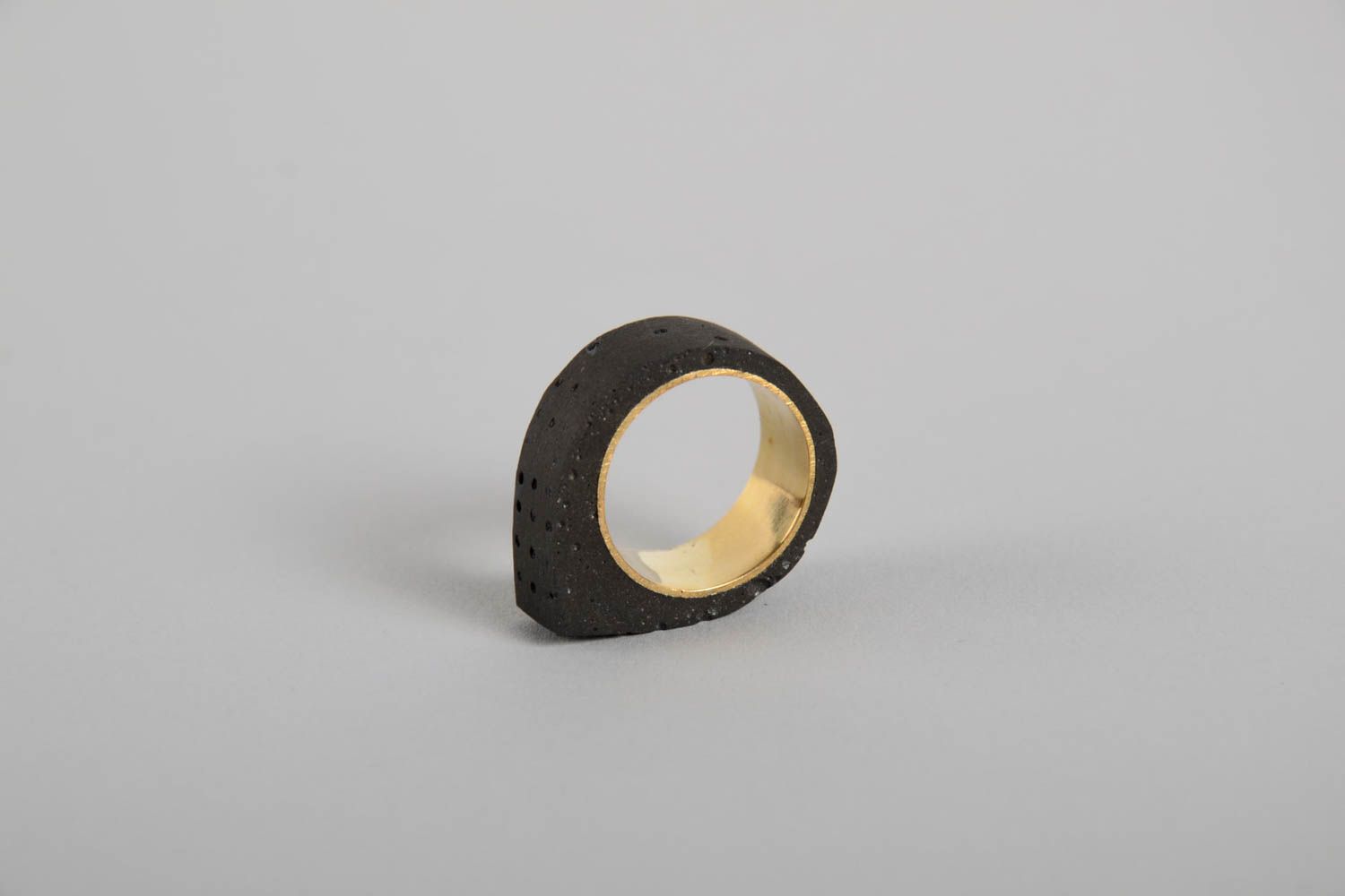 Кольцо ручной работы стильное кольцо из латуни и бетона женское кольцо фото 3