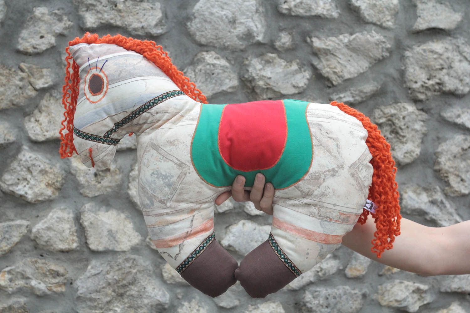 Brinquedo-travesseiro macio na forma de um cavalo feito de tecidos naturais foto 2