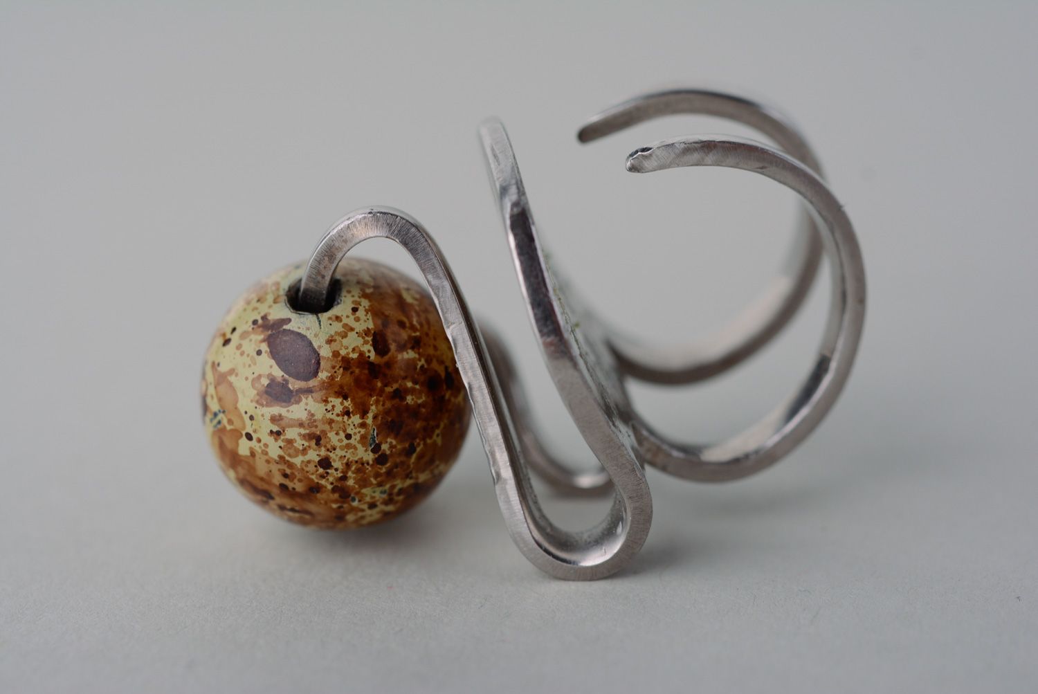 Anillo de metal hecho a mano de tenedor de melchior con piedra artificial redonda foto 3