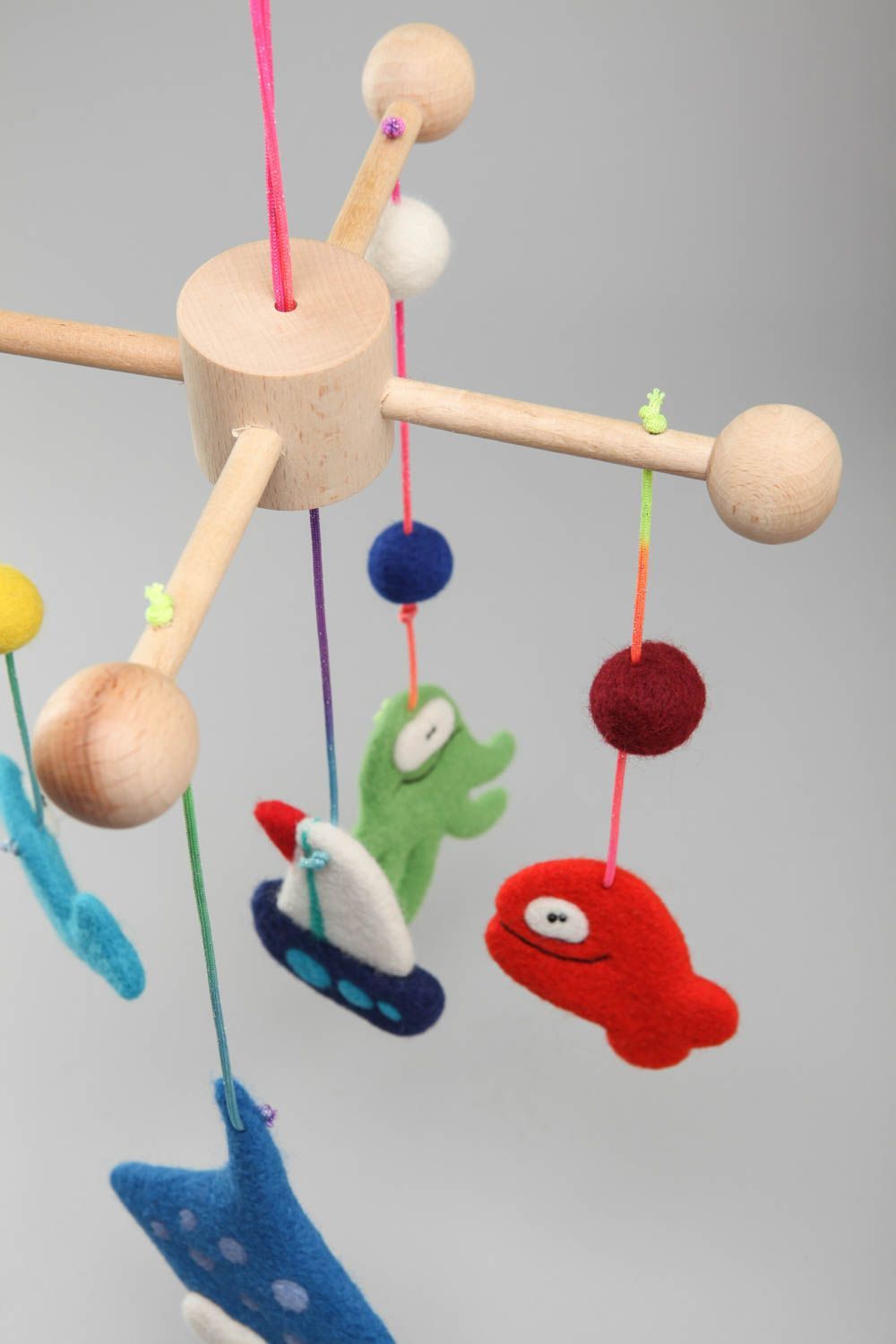 Мобиль на кроватку с разноцветными игрушками из натуральной шерсти ручная работа фото 1