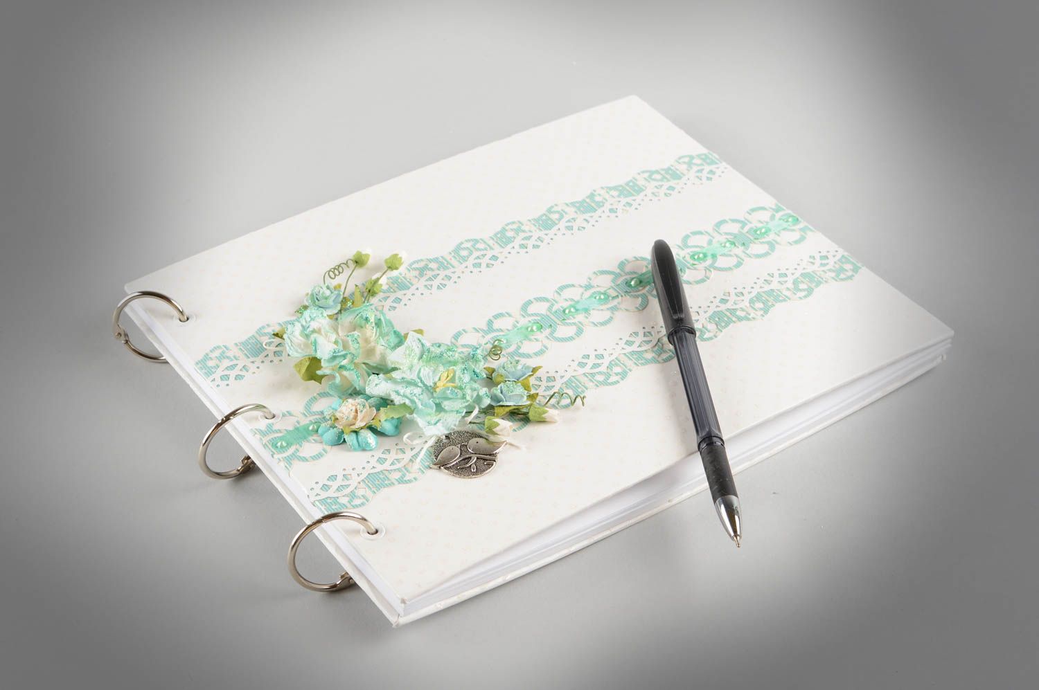 Schönes Gästebuch zur Hochzeit Designer handmade Scrapbooking Technik in Weiß foto 1
