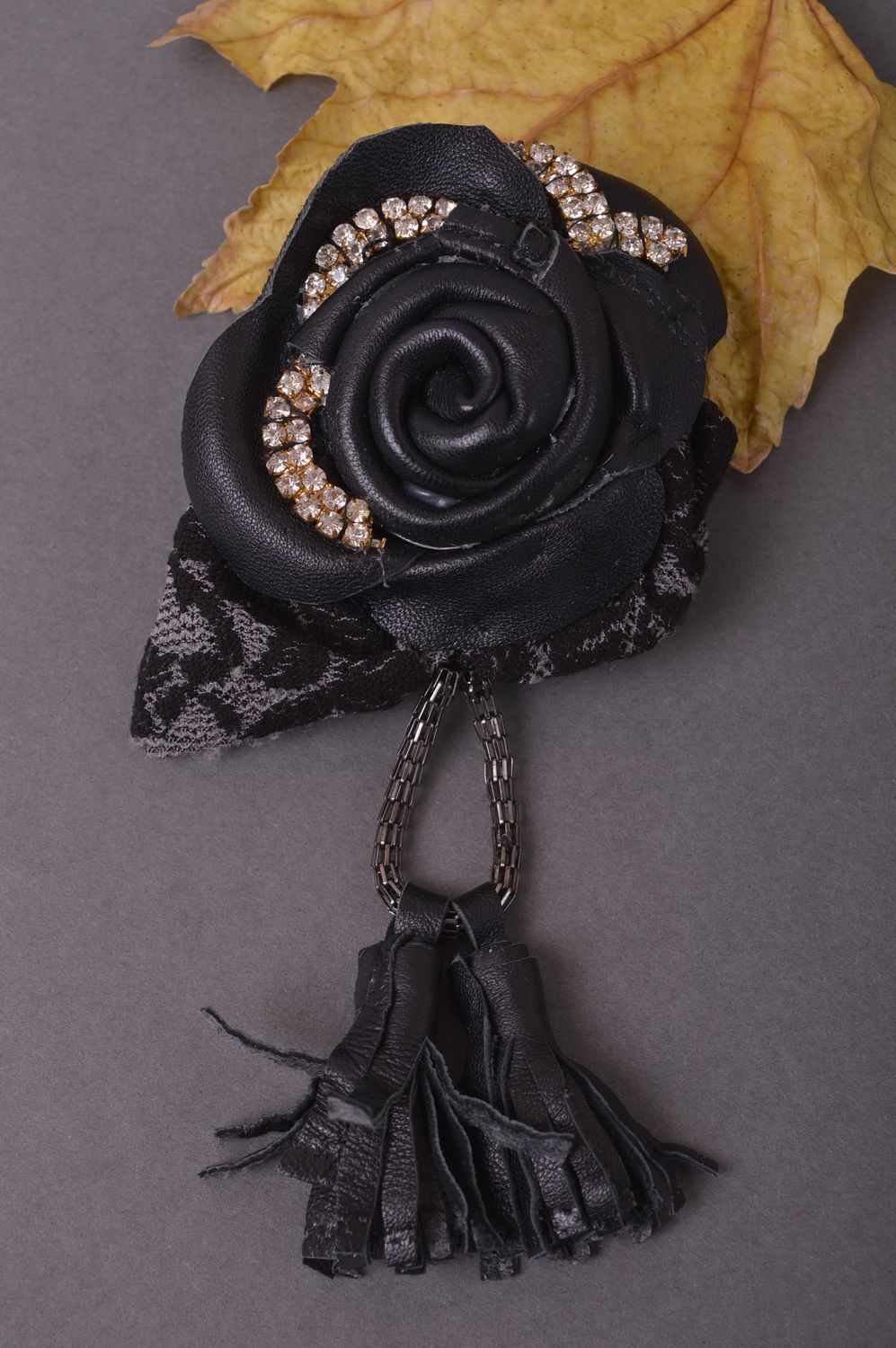 Черная брошь из кожи ручной работы авторская бижутерия красивая брошь Роза фото 1