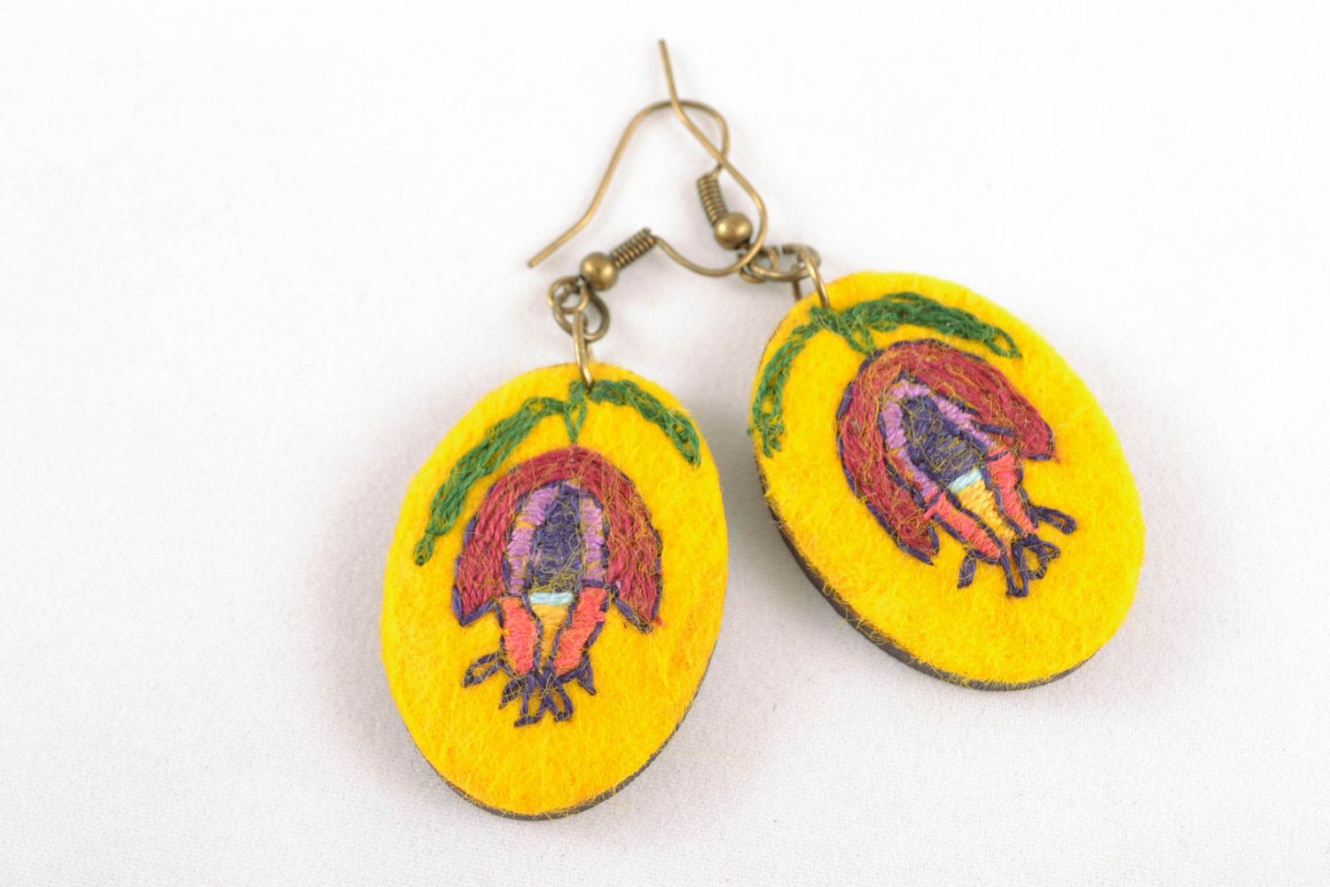 Wood and felt earrings with satin stitch embroidery photo 3